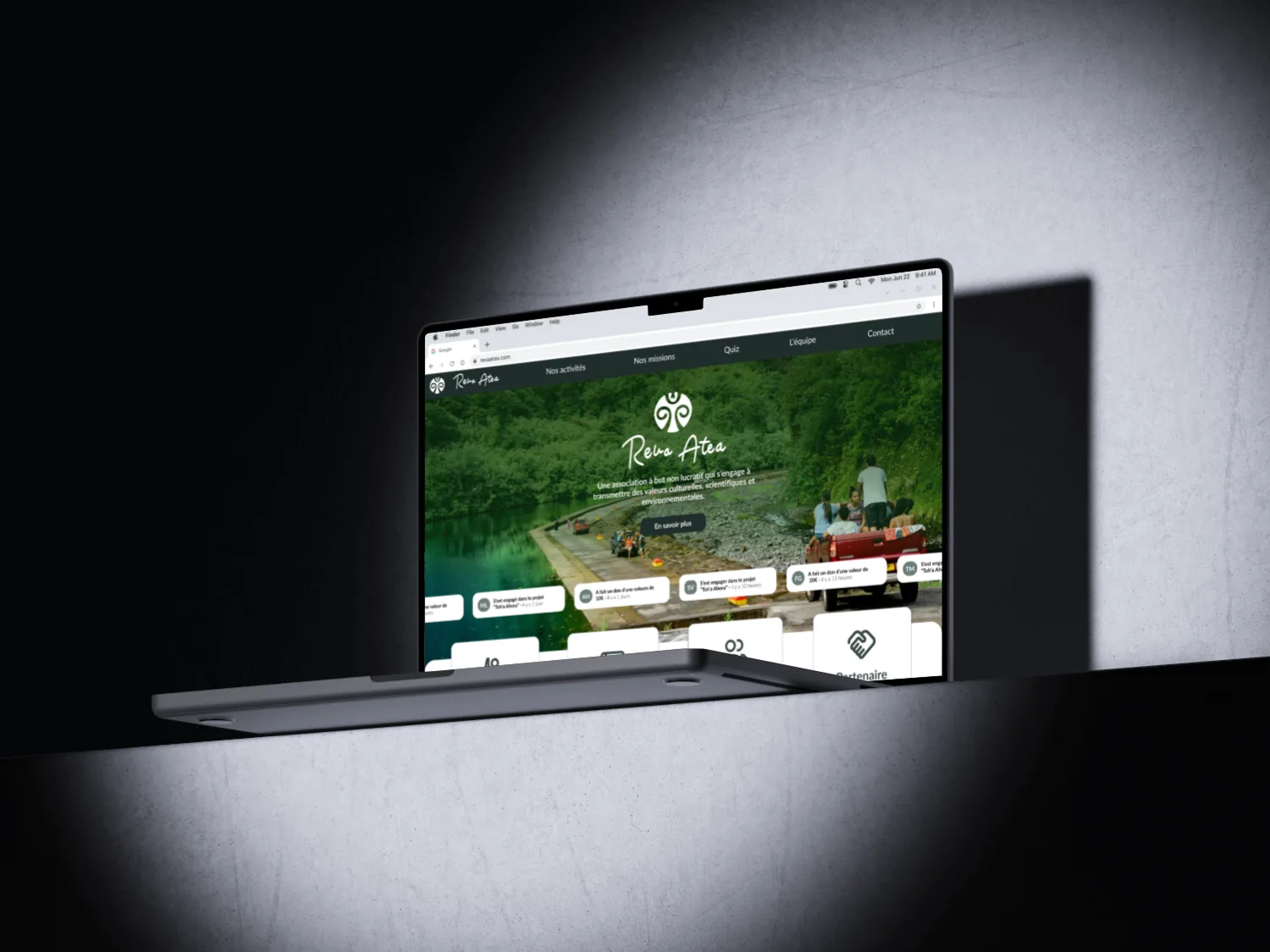 Site Reva Atea affiché sur un ordinateur portable : page d'accueil avec la mission de l'association